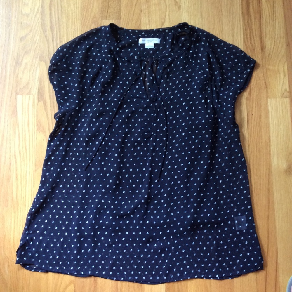 Liz Claiborne navy top ⭐️ blue & white sheer ⭐️ geo dot pattern
